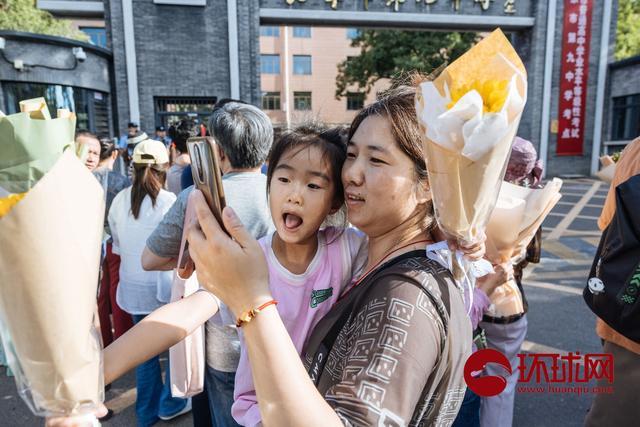 北京高考结束，家长手持鲜花送上祝福