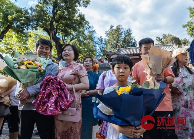 北京高考结束，家长手持鲜花送上祝福