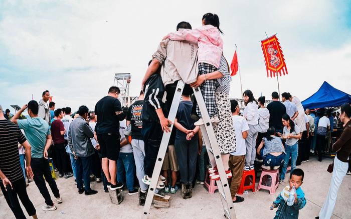 巴特尔给冠军颁了台拖拉机，贵州小寨村这场村BA很快乐