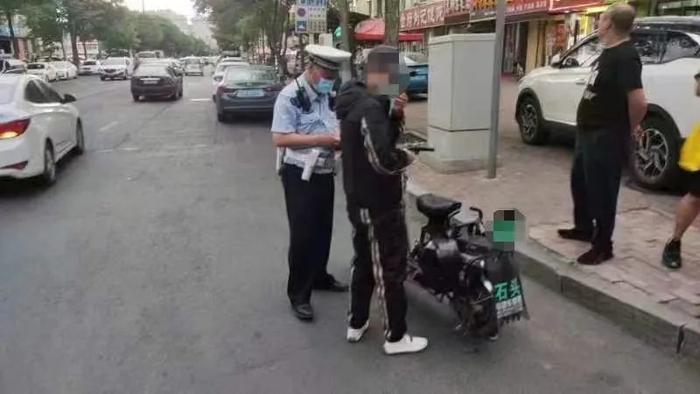 骑电动车、摩托车的注意！哈市交警严查闯红灯、乱穿行、不戴头盔……