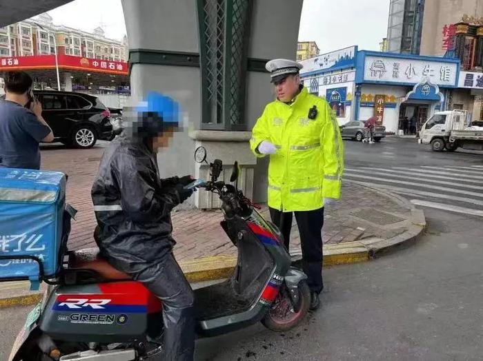 骑电动车、摩托车的注意！哈市交警严查闯红灯、乱穿行、不戴头盔……