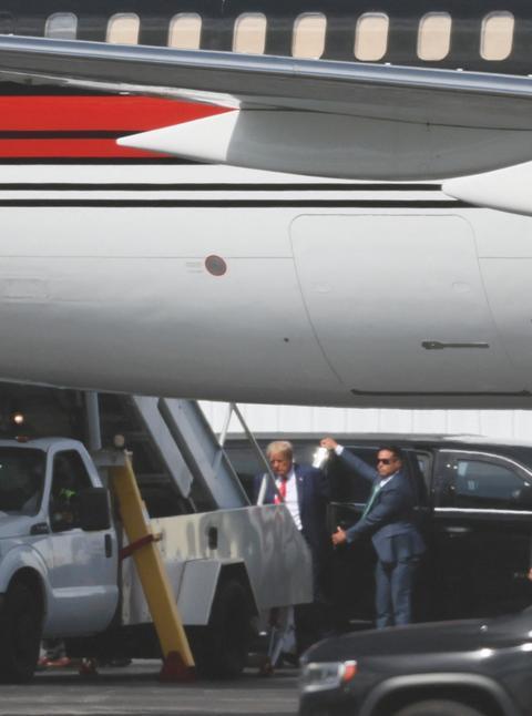 特朗普出庭结束后抵达机场