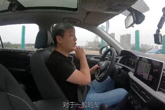 这辆大众新款途观L的驾驶品质依旧具有德系车的质感……