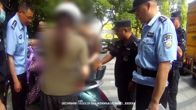 寄来一箱美元，女子深信不疑，民警连跑七家银行劝阻