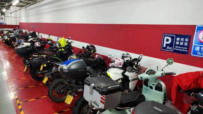 地库里也有特地停放摩托车的地区。