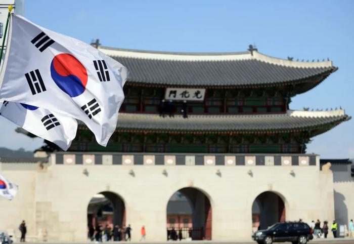 ▲韩国首尔，韩国国旗在光化门城楼前飘扬。图/新华社
