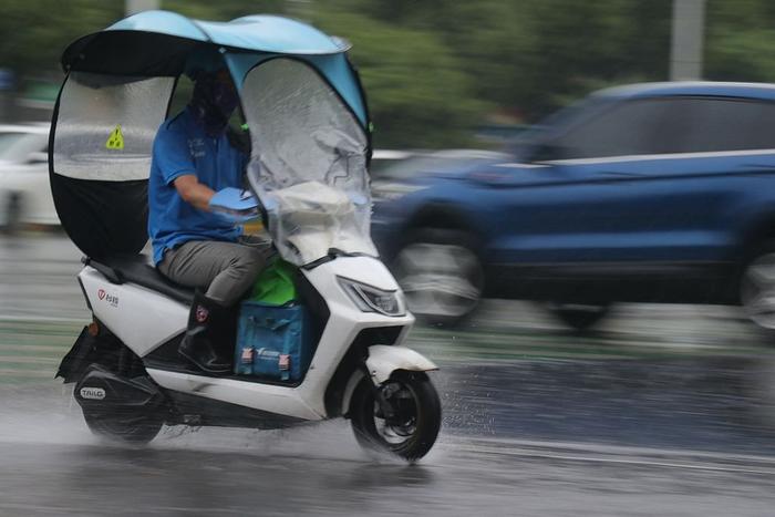 中国气象局会商南方大范围强降雨：降雨集中，旱涝急转风险高