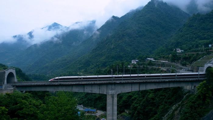 畅享“清凉湖北” 高铁携手文旅惠游鄂西景区