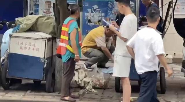 四川中江一环卫工在垃圾桶发现无呼吸弃婴 有关部门：警方正调查此事