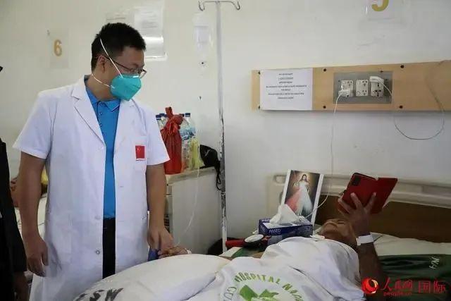 患者接受中国医生实施的体外冲击波碎石治疗后,身体迅速康复。人民网记者 孙广勇摄