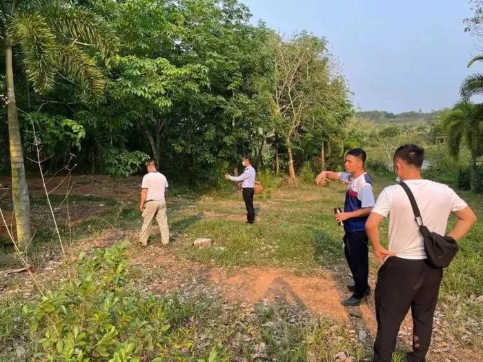 警方在案发现场进行勘查