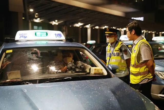 上海两人无证开出租车分别被罚两千元，出租车公司被罚五千元