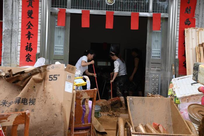 “洪水退到哪里，淤泥清到哪里”——直击广西北流抗洪一线