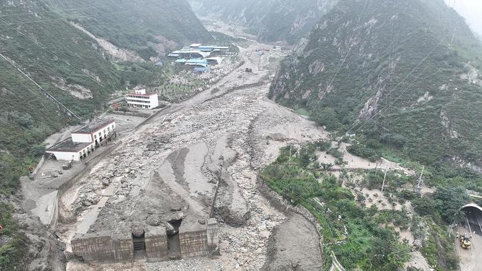2023年6月27日，四川阿坝，汶川县绵虒镇板子沟泥石流灾难现场。视觉中国 图