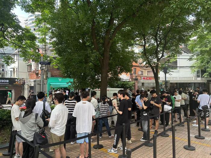 现场｜顶着烈日在上海街头排队，最低580元买的是什么？
