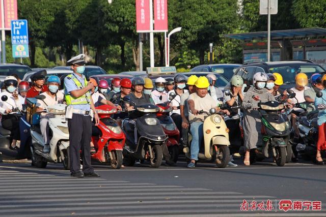 电动自行车两项新国标7月1日起实施，头盔标准空白被填补