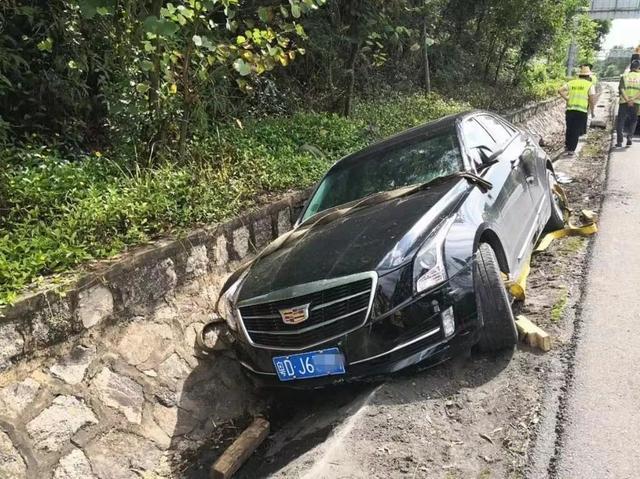 驾车在高速公路行驶却侧翻至水沟中，这名驾驶员竟弃车逃逸......