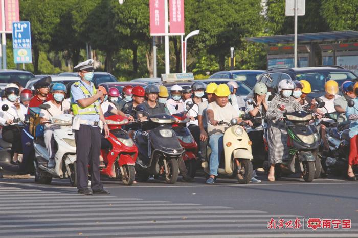 电动自行车充电器、头盔新国标今起实施！南宁市场情况如何，记者走访→