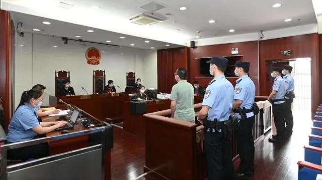 LOL职业选手疑因赌博受行政处罚 / 全国最大吃鸡外挂案一审宣判