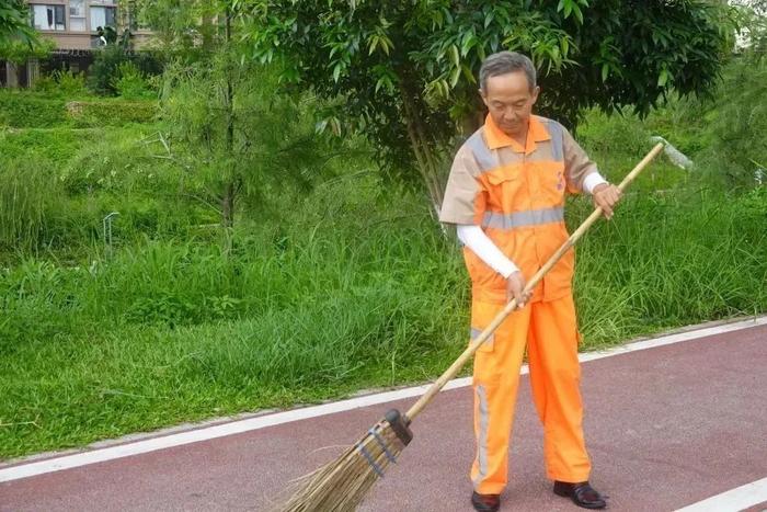 一个孝心电话，让环卫工人制服“上新”！