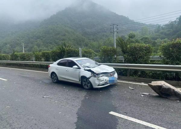 温州一巨石从山上滚落弹起砸中过路汽车，车上两人受轻伤