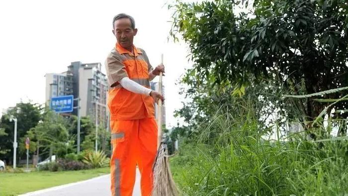 一个孝心电话，让环卫工人制服“上新”！