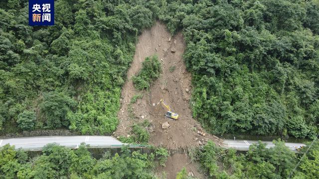 重庆云阳县G347江口至农坝段发生坍方断道