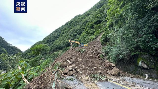 重庆云阳县G347江口至农坝段发生坍方断道