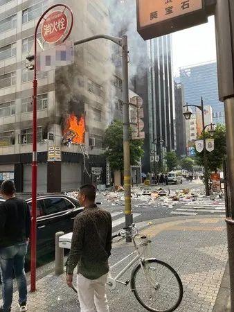 闹市区发生爆炸，店长：闻到煤气味后，点了根烟…