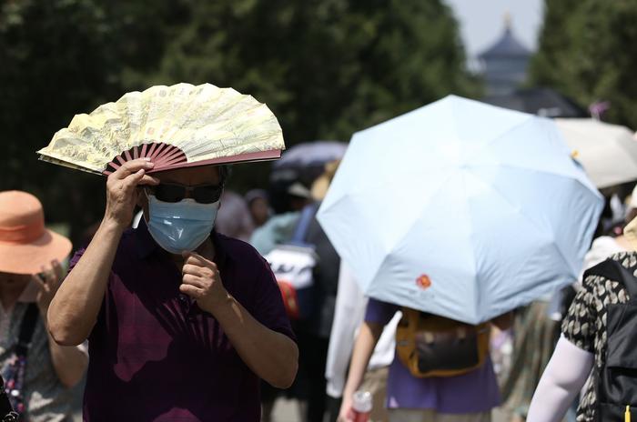 北京今夏已现五个40℃高温天，直击街头避暑众生相