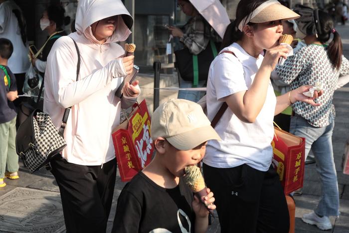 北京今夏已现五个40℃高温天，直击街头避暑众生相