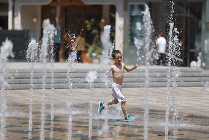 北京今夏已现五个40℃高温天，直击街头避暑众生相