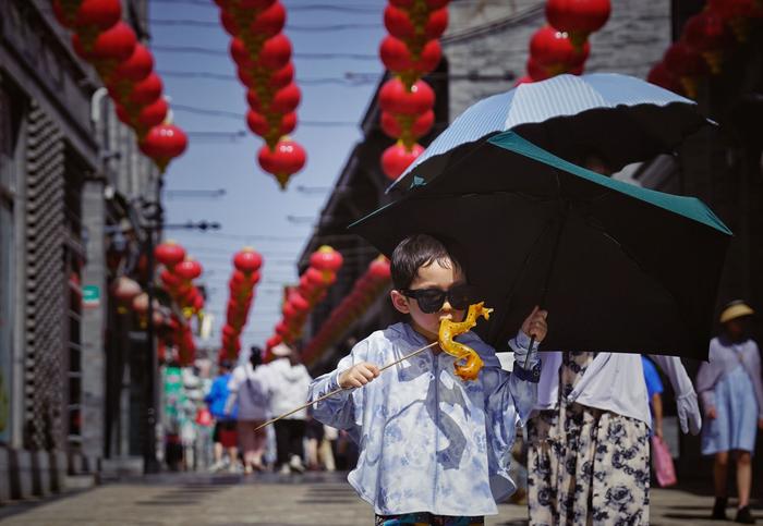 北京今夏已现五个40℃高温天，直击街头避暑众生相