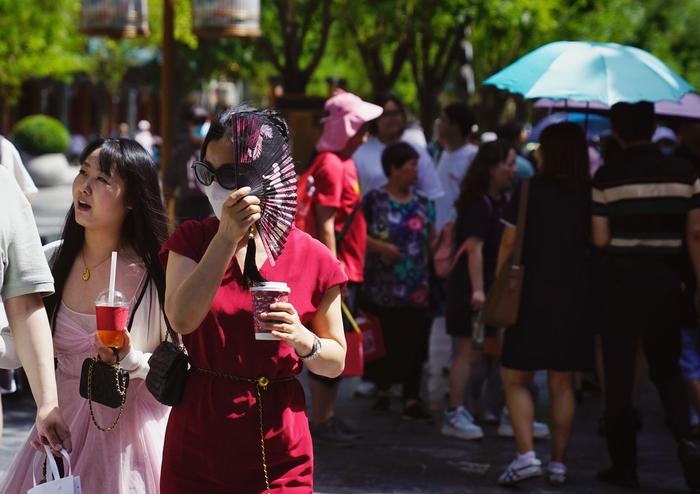 北京今夏已现五个40℃高温天，直击街头避暑众生相