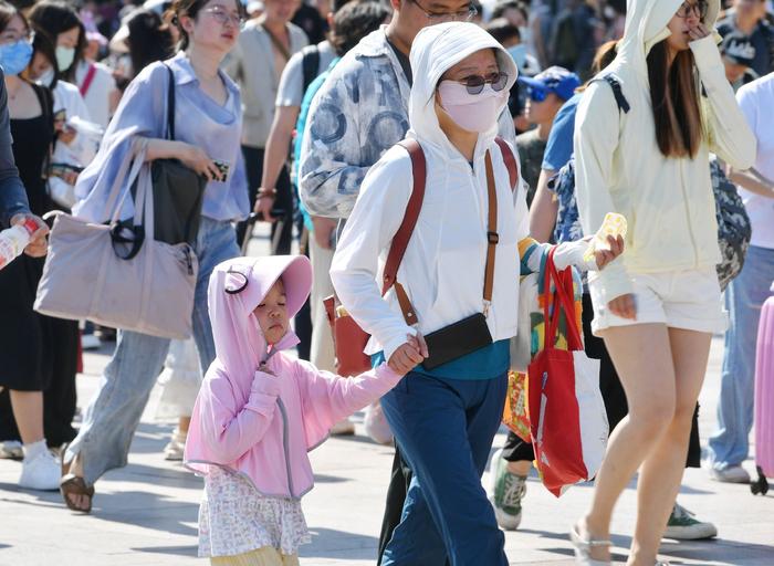 北京今夏已现五个40℃高温天，直击街头避暑众生相