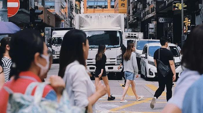 香港“抢人”，内地中产涌入：35岁危机与鸡娃的新出路？