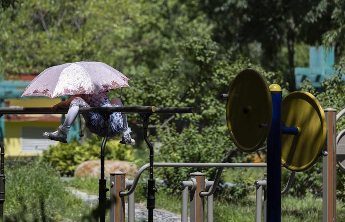 北京今夏已现五个40℃高温天，直击街头避暑众生相