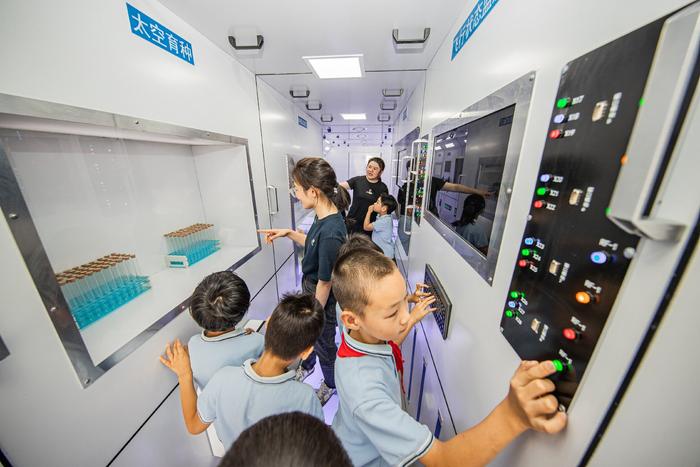 全国首个中小学空间科普实验室“空降”丰台外国语学校