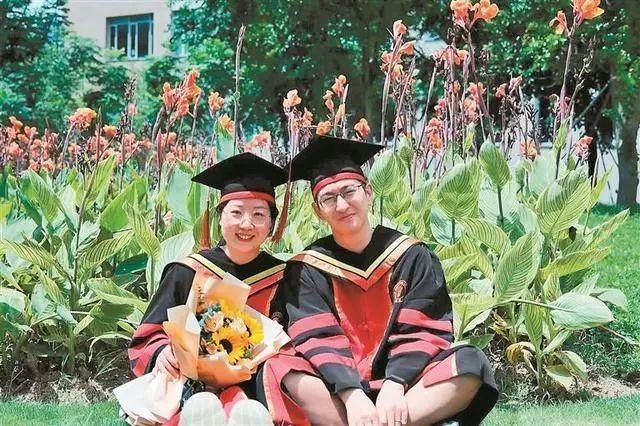 “‘学术知己’是‘上课送的’”！博士夫妻领完结婚证，又一起领了毕业证……