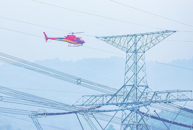 国家电网采用直升飞机对特高压和超高压线路进行“巡检”