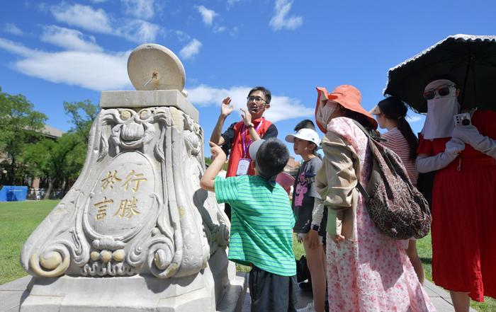 清华北大暑期开放首日，“二校门”“水木清华”等成热门打卡点