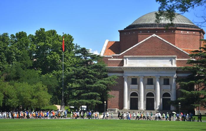 清华北大暑期开放首日，“二校门”“水木清华”等成热门打卡点