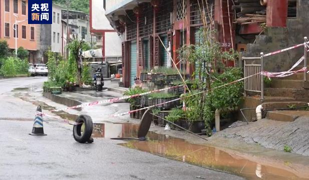 重庆酉阳暴雨导致山体滑坡，当地紧急转移附近村民62人