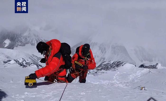 9.5±1.2米！第二次青藏科考队发布珠峰顶部积雪厚度