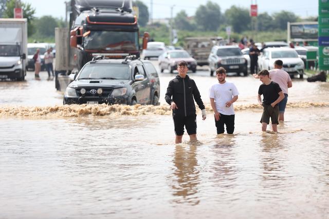 土耳其迪兹杰遭遇暴雨 引发洪水致交通瘫痪