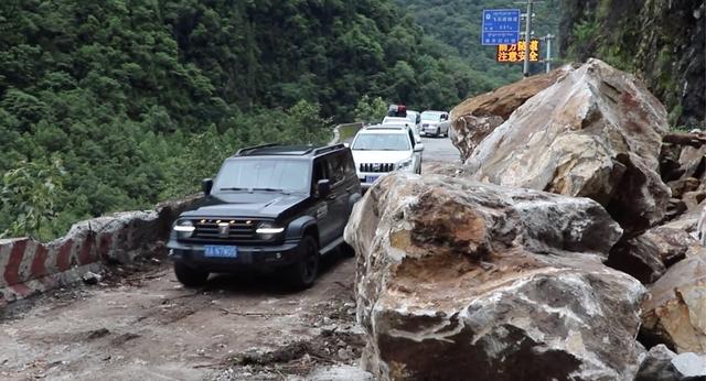 直击｜川藏线突发山体塌方，武警官兵紧急抢通道路恢复通行