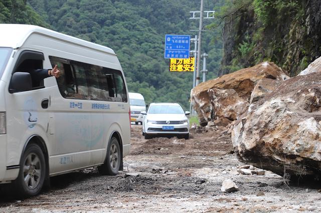 直击｜川藏线突发山体塌方，武警官兵紧急抢通道路恢复通行