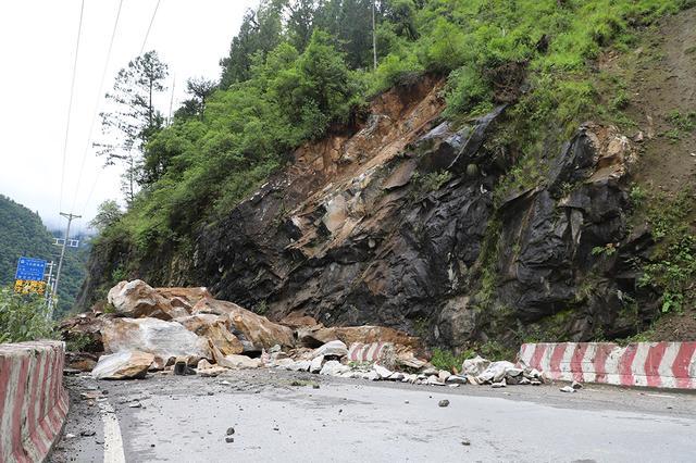 直击｜川藏线突发山体塌方，武警官兵紧急抢通道路恢复通行