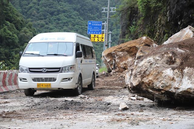 直击｜川藏线突发山体塌方，武警官兵紧急抢通道路恢复通行