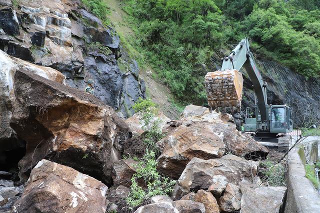 直击｜川藏线突发山体塌方，武警官兵紧急抢通道路恢复通行